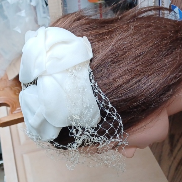 Vintage All White crescent ladies hat with small veil - Picture 2 of 4